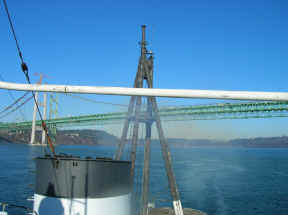 1-31-07 Comanche wake  passing Tacoma Narrow Bridges .JPG (121840 bytes)